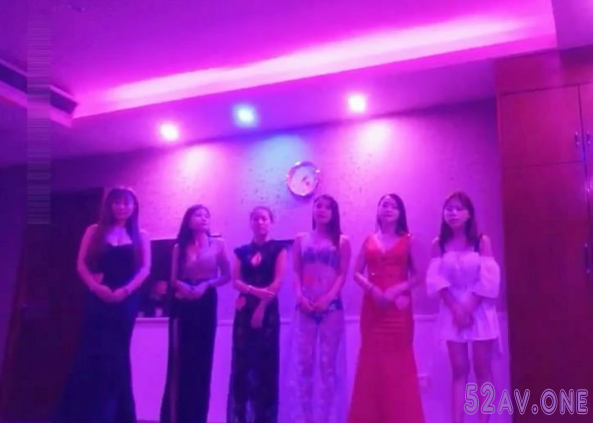 蛋糕店的美女老闆娘和店裡做蛋糕的師傅偷情.png