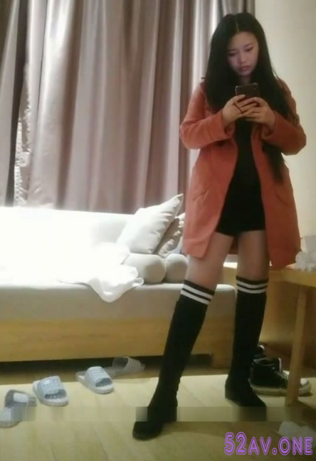 蛋糕店的美女老闆娘和店裡做蛋糕的師傅偷情.png