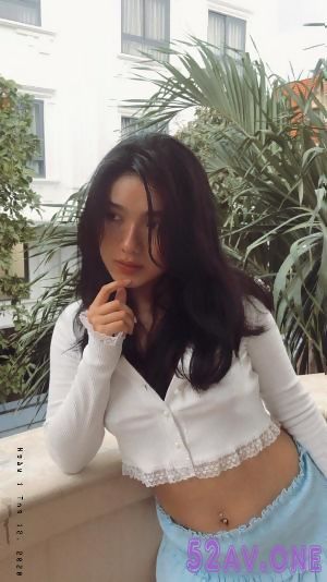 teen-braless-time-5G1G9V.jpg