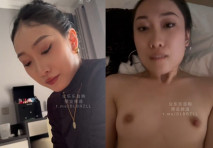 某房泄密爆頂作品！瑜伽教練約啪一字馬絲襪自慰調教性交，白漿超量超多不斷流出