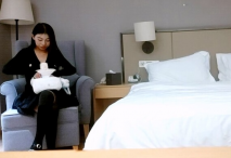 【用利頂你】168CM外圍小姐姐，高難度抱著倒立吃屌，金手指扣穴爽翻，騎乘位後入暴操，妹子很配合