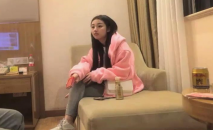 顏值不錯粉衣緊身褲小美女，苗條精緻萌萌性感，筆直美腿托著翹臀坐在雞巴上，親吻吸吮嬌吟真銷魂