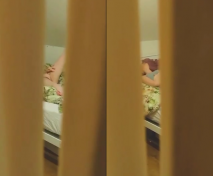 在小姨家留宿半夜上廁所 發現小姨房門沒關嚴 往裡一看竟然發現在自慰