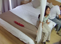 最新流出酒店偷拍 逼毛濃密性欲強的反差婊眼鏡美女 在男友體力不濟的間隙用自慰棒填補瘙癢的小穴