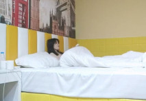 大叔酒店約炮白白嫩嫩的美女同事 各種忽悠連幹兩炮完美露臉