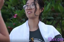 公園偷窺偶遇和男友出來玩的牛仔短褲眼鏡妹子換鞋 沒想到沒穿內內露出茂盛的黑森林