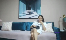 白衣包臀裙御姐身材苗條白皙大長腿坐在沙發上撩人氛圍撲上去就親吻揉捏互相愛撫下體騎乘猛操