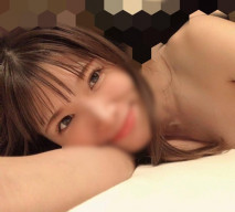 風格出眾的美女一邊接受性按摩，一邊讓男友打電話給她