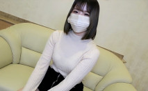 【無】新作品初出茅廬的清純少女 ♥光滑的超美白肌膚♥第一次的吸引振動潮吹，大量中出的大叔精子！