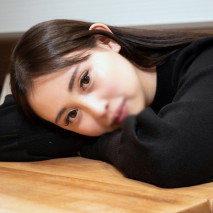 【美尻&高身高】明明是清秀的女孩卻流著愛液的色情狂！敏感的陰蒂受到刺激，陰道深處被中出！