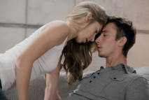 這個漂亮小姐姐很是迷戀懷念 高挑大長腿筆直修長 穿著白絲緊身挺有感覺精緻撩人啪啪撞擊小翹臀幹勁十足