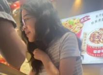 尾隨偷拍 超極品！強行問路獨自逛街的白裙高跟小騷貨性感濃密的逼毛完全漏 出綠色包臀格子裙美女走光紅色內內