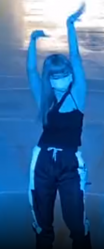 台妹快要掉出來了