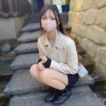 “討厭……”清澈的潮吹聲音的18歲女樂團成員。她在第一次P活動時被騙拍攝了性愛影片。還被中出了。