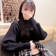 這位冷靜幹練的OL美女竟然還有著不為人知的「甜心寶貝」身分。她纖細敏感的身體被狠狠地操弄，最後達到多次高潮，緊緻的陰道裡流出大量的精液！