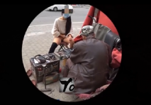 極品露出 大爺這鞋能修嗎 多少錢 大姐鬧市街邊修鞋 邊嘮嗑邊露出鮑魚還自慰 不知能不能喚醒大爺多年未用的老槍