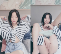近期下海19歲活力美少女！貧乳奶子苗條身材！脫下牛仔褲翹起屁股，無毛嫩穴，手指扣弄揉搓很享受