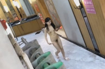 洗浴會所內部員工潛入通風管道偷拍 更衣室女浴客高挑長腿美女擦完屁股擦逼逼