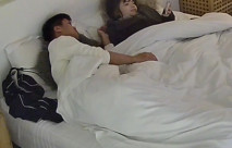 大學城 男子開好房把正在上班女友叫過來打一炮 走之前還約好晚上再戰 女友操完後到處找小內褲