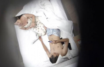 最新流出酒店鏡頭偷拍-哥哥你不要動，妹妹我全自動小哥不忘拿起手機自拍