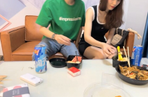 【瘦猴先生探花】，泡良佳作，美甲小姐姐相伴，沙發抽插，偷拍濕漉漉的鮑魚有白漿