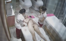 黑客破解美容院監控攝像頭偷拍 幾個做全身推油的妹子，美乳靚妹旁邊床上還趴著個男的虧大了