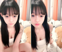 清純尤物美少女！外表呆萌卡哇伊！鏡頭前展示美足，脫光光掰開嫩穴，無毛小騷逼，使勁揉搓小穴