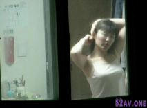 住對面的眼鏡清純女孩太不注意了，窗簾也不拉，暗中觀看著她的曼妙胴體，太惹人了！