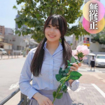 【露臉】【6P】被弄髒的19歲女孩。在純無垢的小姐陰道內輪流插入陰莖。 第一次的經驗感到動搖而緊張，雖然討厭，但身體卻誠實而安靜地喘息呻吟。