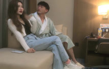 酒吧搭訕的美女，身材苗條，看著挺騷還在裝矜持，推倒幹兩炮，對白精彩情節勁爆