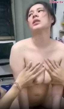 漂亮大奶淫妻 第一次在老公面前跟其他男人愛愛 眼神略有閃躲 不敢正視老公 身體卻出賣了她 很誠實