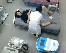 黑客破解美容院攝像頭監控偷拍❤️兩個顏值美女❤️做逼逼激光脫毛一邊和美容師聊天