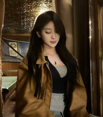 河南新鄉頂美小網紅 社交媒體上氣質女大，背地裡攻速鞋蒙眼吮指！