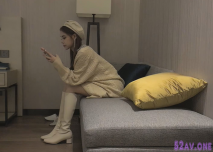 約炮極品紋身女神，蜂腰翹臀美乳魔鬼身材，沙發啪啪完美展示，原版非錄屏