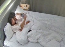 大學城民宿身材嬌小 胸圓臀翹的長髮小美女 男友雞巴一掏出來 嘴就接進去了 滿屏熱戀的溫馨