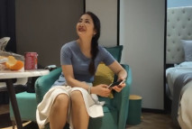 熟女大姐 年輕時肯定是個大美女 哎喲好大好長 風韻猶存深喉吃雞被小哥抱著腿猛懟猛插 嬌喘不停說太厲害了