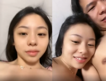 校花~校花~【粉嫩欣寶】69式~當著閨蜜的面無套啪啪~內射~！人如其名，確實很粉，居家性愛！