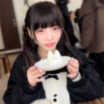 第一次，身材嬌小的合法咖啡館女孩。可愛的美乳讓她感受到性的快感，向濕潤的小穴注入精子