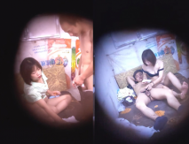 《極限偸拍真實泄密》城中村出租房大神洞中現場實拍，極品短髮漂亮美女車輪式接客，老中青來者不拒，肏得白漿直流