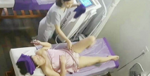 監控破解偷拍美體中心多位年輕美女少婦做激光脫逼毛和陰部護理