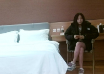 【用利頂你】極品外圍兼職嫩妹，外表文靜美腿，撩起裙子一頓摸，扣完穴直接操，搞的受不了