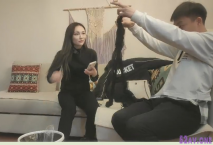 極品風騷外圍，情趣裝美腿艷舞誘惑，沙發啪啪AV視角近距離掰穴