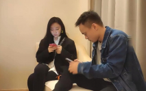 驚喜啊 約到戴帽子的時尚性感御姐，飽滿胸部豐腴肉體，抱著很銷魂 揉捏親吻滋滋真爽，啪啪猛烈操穴