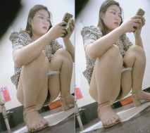 商場女廁全景偷拍眼鏡高貴美少婦大黑B,眼神充滿著傲慢與不屑