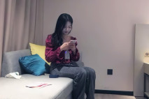 探花黃先生 極品清純氣質紅裙女孩 看著瘦瘦的，沒想到身材不錯，奶子精緻屁股又翹又圓盡情衝刺操
