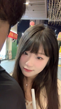 情侶在大學寢室偷偷做愛，在寢室里後面還有舍友就開始摸起來了，邊幹還邊看直播，感覺妹子下面有點緊