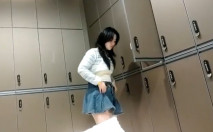 澡堂子偷拍閨蜜倆一前一後換衣準備洗澡 一個豐滿猶存一個大長腿排骨妹