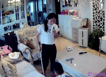 家庭攝像頭偷窺，顏值還不錯的良妻，客廳和女兒看電視，原來女人是這樣穿奶罩的