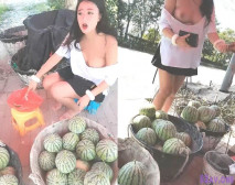 刺激的人前漏出戶外，全程露臉戶外馬路邊買瓜和榴蓮故意在大爺和小哥面前漏奶子，把一旁環衛大爺眼都看直了