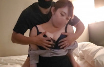 【素人攝影】突擊！！ 給漂亮的姐姐中出了！！因為很難說服她，所以希望你一定要看。